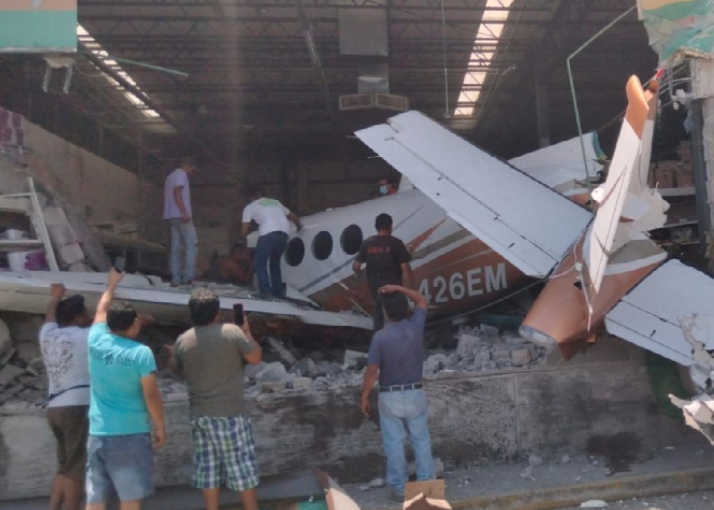 Avioneta se desploma sobre un supermercado en Temixco; reportan varios lesionados (video)