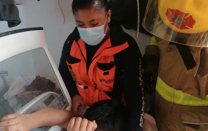 VIDEO. Bomberos en Puebla rescatan a niño tras quedarse atrapado en la lavadora de su casa