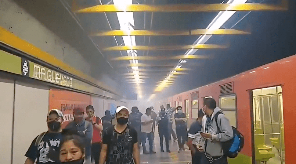 VIDEO. Registran humo en tren de la estación Miguel Ángel de Quevedo del Metro CDMX