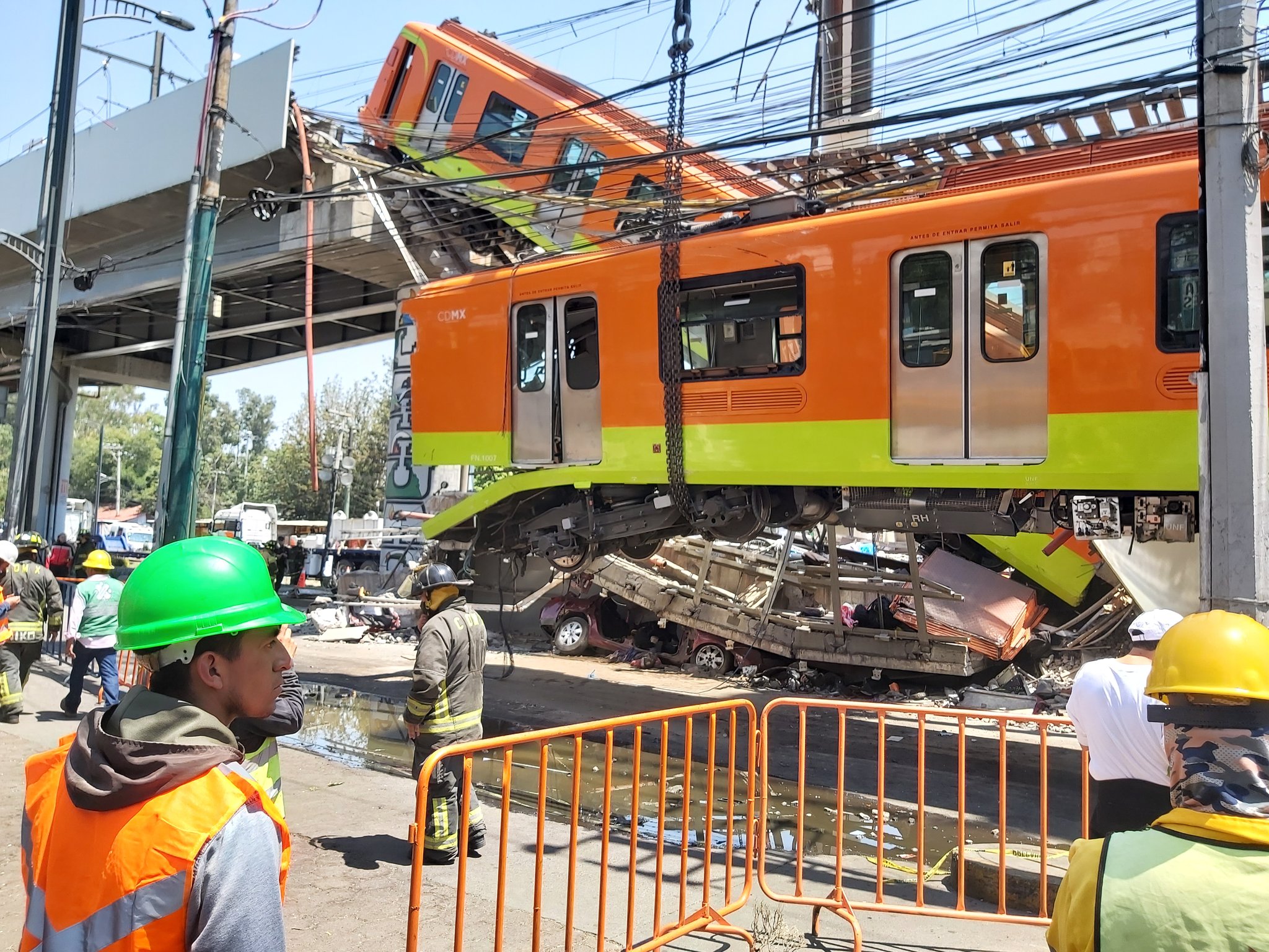 Sube a 24 el número de muertos por el desplome en el Metro Olivos