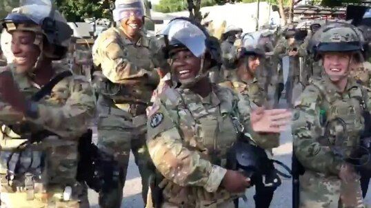 ‘¡Dale a tu cuerpo alegría!’: Guardia Nacional baila ‘La Macarena’ junto a manifestantes en EUA