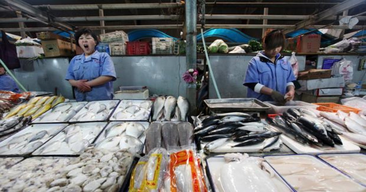 Encuentran muestra viva de covid-19 en una carga de bacalao congelado en China
