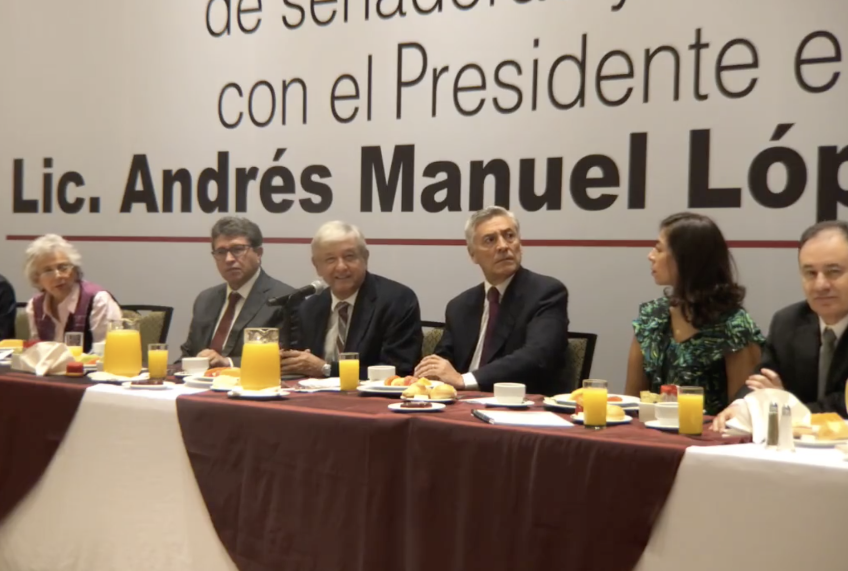 AMLO se reúne con senadores electos de Morena