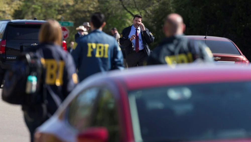 Director del FBI es investigado por espionaje en iglesias católicas