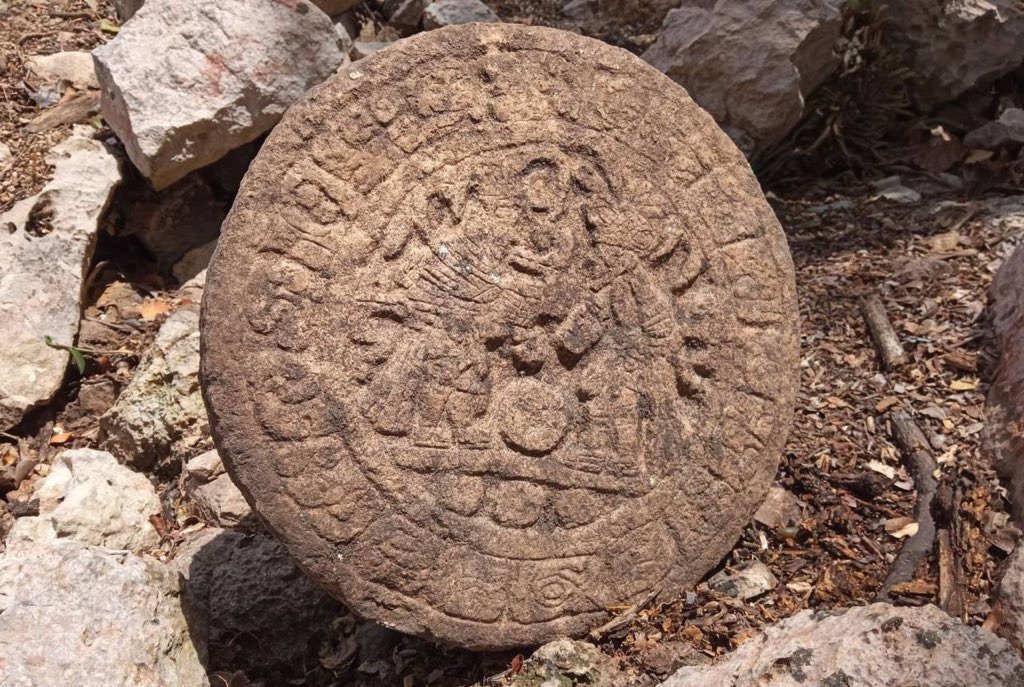 Descubren en Chichén Itzá un marcador de juego de pelota con texto jeroglífico maya completo