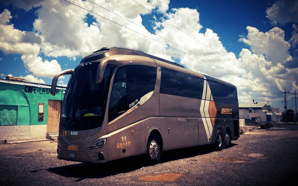 Autobús abandonado en el que viajaban los migrantes presuntamente privados de su libertad en Matehuala.
