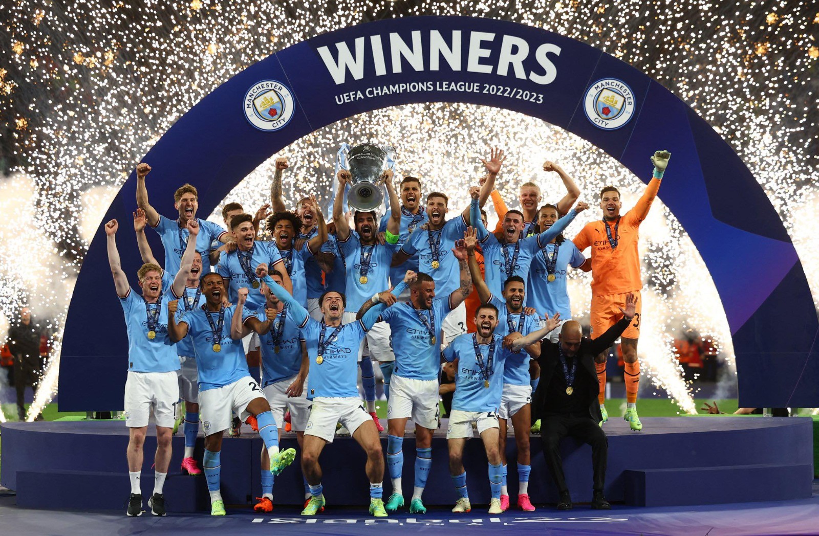 Manchester City se proclamó campeón al levantar el título de la Champions League.